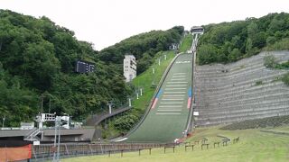 リフトで上まであがれます