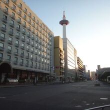 京都駅前、京都タワーの並びです