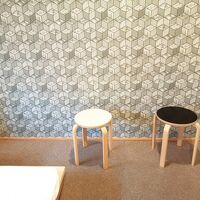 丸い椅子2つのみ