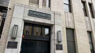 小ぶりですがシックで味わいのあるデザインのレトロビル