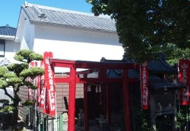 大手門の裏にある稲荷神社