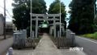 大通りに面した神社です。