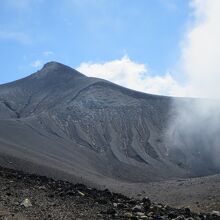 望岳台からの登山道から望む十勝岳