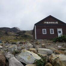 登山ルートにある十勝岳避難小屋