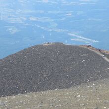 山頂直下から望岳台方面を望む。登山道は火山レキや噴石です。