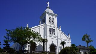 丘の上に建つ白亜の教会