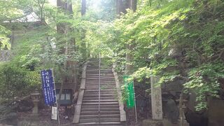 今高野山にあるお寺です。隣には丹生神社があります。車で近くまで登れます