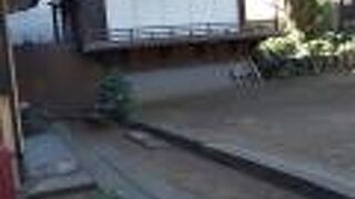 駅前の喧騒がうそみたいに