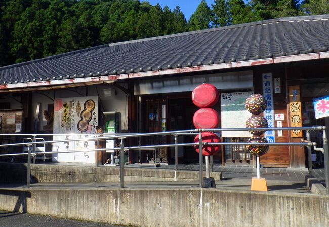 入り口に五平餅のオブジェ