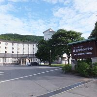 写真を撮っている場所のすぐ後ろに温泉棟があります