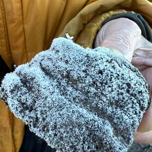 マウナケアの霜の降り白くなった石