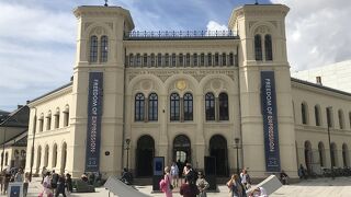 窓ガラスにたくさんの書き込み