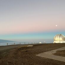 マウナケアと雲海と天体観測天文台