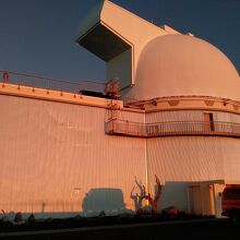 マウナケア駐車場の場所にある大きな天文台