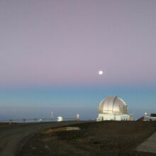 満月と天体望遠鏡の建物