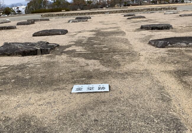 ７世紀後半に建立された古代寺院跡の歴史公園です。ミニチュアの模型で当時の様子がわかります。