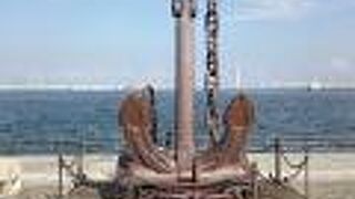 臨港パークの海岸沿いに無造作に置かれています