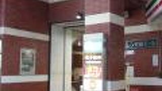 比較的若い人々が集まっています。