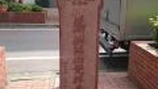 馬車道沿いの歩道に立っています