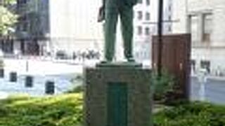 横浜情報文化センター前に立っています