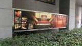 建物の外壁に大きな写真が掲示されていていました