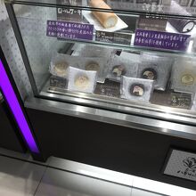 主力のロールケーキ