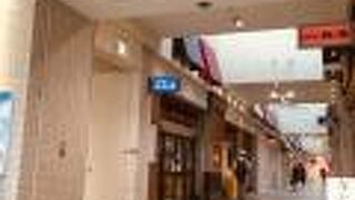 食べ物屋等が並ぶ