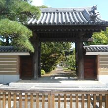 中央通りに面している妙顕寺の一の山門です。立派な山門です。
