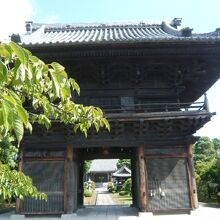 長い参道を進むと、二の山門に至ります。奥行きのある山門です。