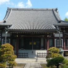 妙顕寺の本堂です。参道を長く進む奥にあります。古刹の風格です