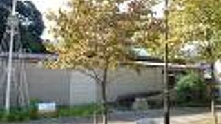 横浜開港広場にあります