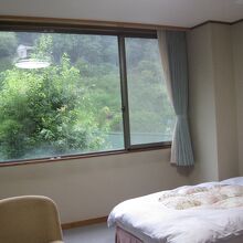 窓の外は緑
