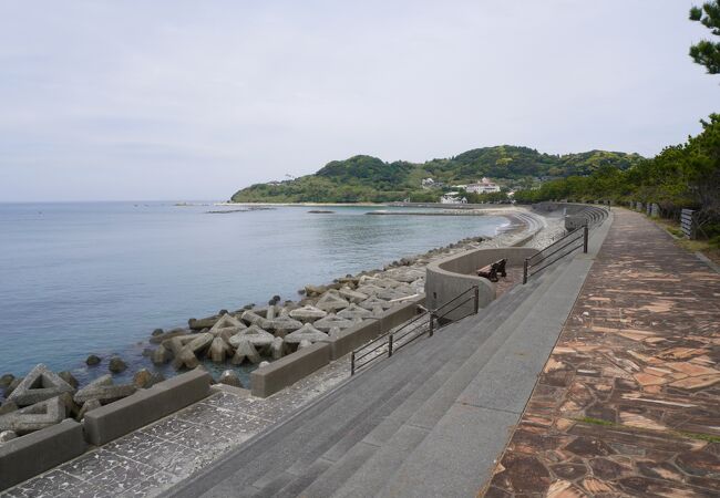 堤防の上には石畳の遊歩道