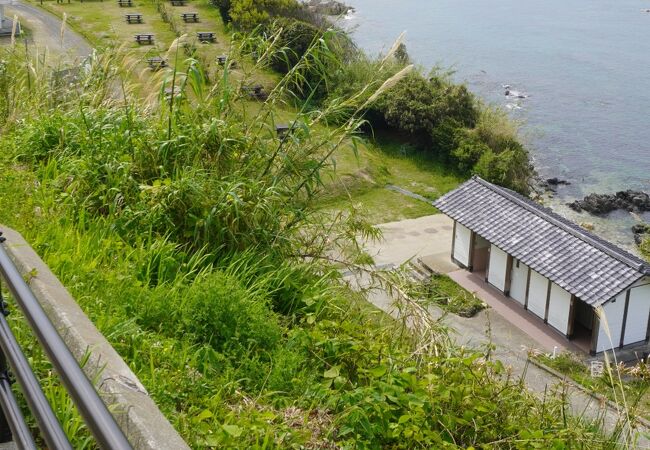 富岡海水浴場の北に位置するキャンプ場