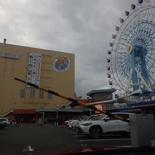 そばに観覧車もある