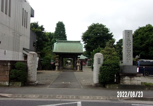 山門の脇に近藤勇の座像があります。