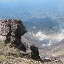 山頂からなだらかな下山道を下ると金庫岩があります。