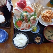 友人が食べた魚たっぷりの定食