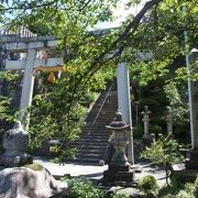 居醒の清水の横に鎮座する神社