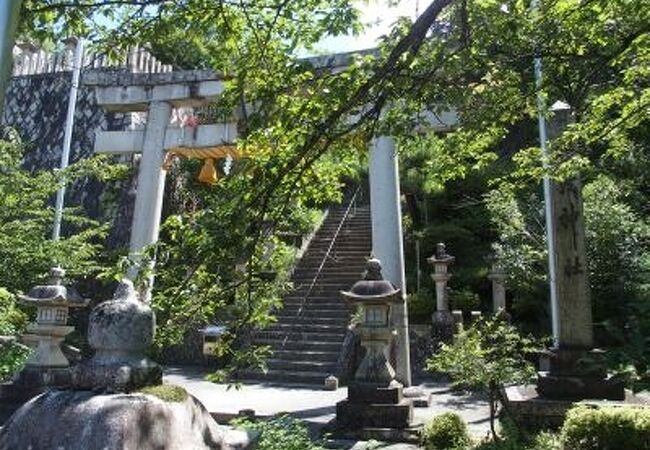 居醒の清水の横に鎮座する神社