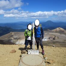 雌阿寒岳頂上。後方は雄阿寒岳と阿寒湖