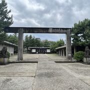 独特な形の鳥居があります