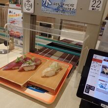 ベルトコンベアのように届いた寿司。注は右のタブレットで行う