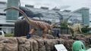 恐竜の動くモニュメントが置かれています