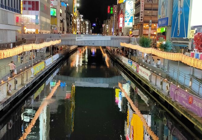 沢山の提灯による道頓堀川を照らす景色は美しく風情が有ります。