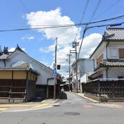 江戸時代から昭和の建物まで、落ち着いた街並み。