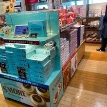 お土産物を多く置いています。