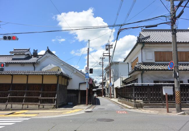 江戸時代から昭和の建物まで、落ち着いた街並み。