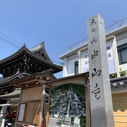 徳川家光によって再建された門です。