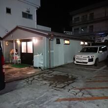 駐車場の横の温泉